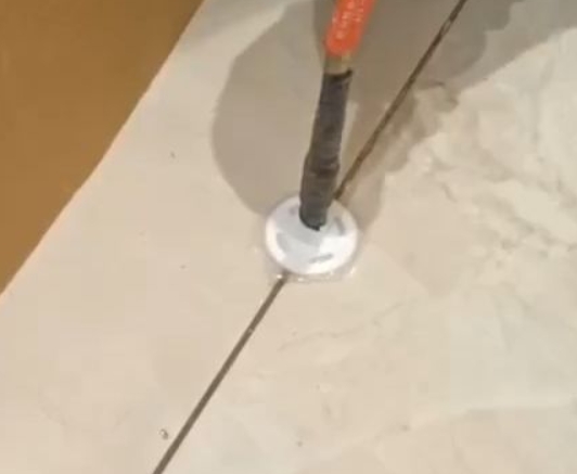 鸡东瓷砖空鼓维修公司专业解答瓷砖在铺贴过程中，如果没有涂抹均匀到位的粘结材料（如水泥砂浆或瓷砖胶），可能会导致以下问题