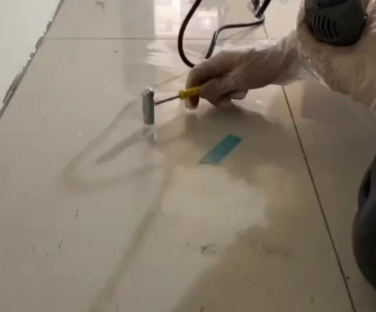 鸡东瓷砖开裂维修公司专业分享瓷砖在铺贴前如果没有沥干水分，将会导致以下问题